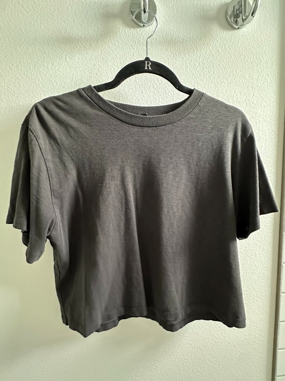 Uniqlo gray crop t-shirt - size S/M